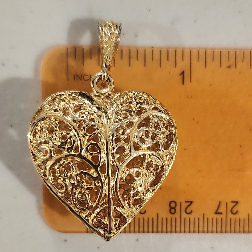 Elegant Gold Heart Pendant - Picture 3 of 5